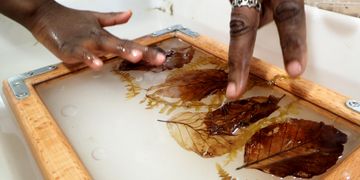 Illustration Atelier Pétris ton papier - Les mains dans la pâte